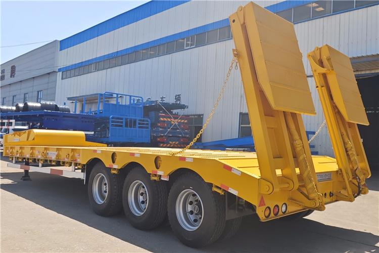 TITAN 40ft Low Bed Trailer with Hydraulic Folding Ladder for Sale In Malawi - Tieflader Auflieger: das Bild 2 TITAN 40ft Low Bed Trailer with Hydraulic Folding Ladder for Sale In Malawi - Tieflader Auflieger: das Bild 2