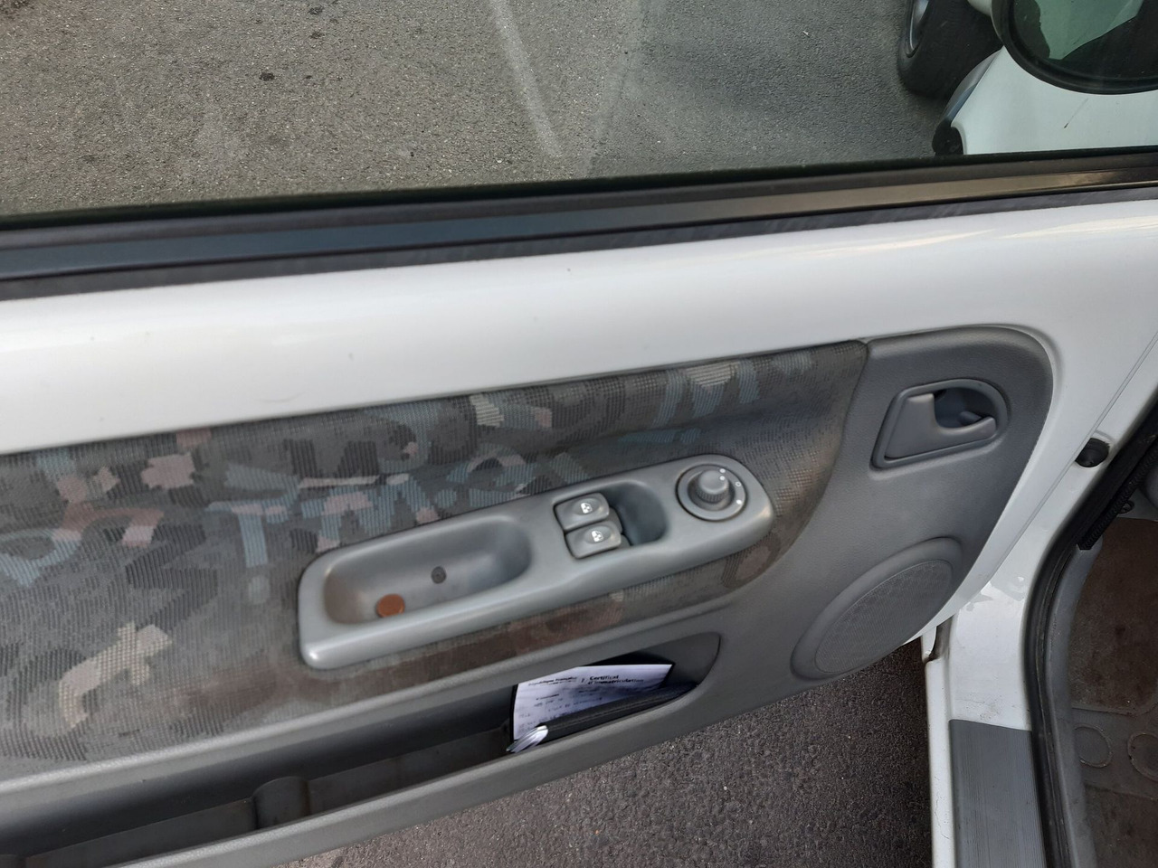 RENAULT TWINGO - Berline essence - 3 portes - 4places - Vitr - PKW: das Bild 4 RENAULT TWINGO - Berline essence - 3 portes - 4places - Vitr - PKW: das Bild 4