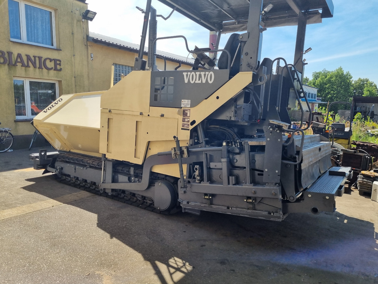 VOLVO TITAN 6820 - Asphaltfertiger/ Straßenfertiger: das Bild 1 VOLVO TITAN 6820 - Asphaltfertiger/ Straßenfertiger: das Bild 1