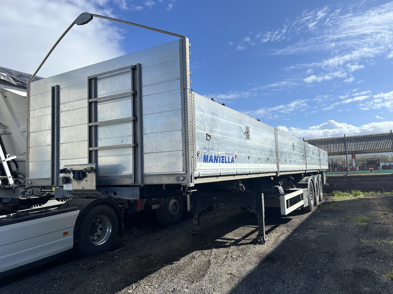 Mantella Trailers Srl SR Ribalt Bilaterale in acciaio sponde in alluminio - Kipper Auflieger: das Bild 1 Mantella Trailers Srl SR Ribalt Bilaterale in acciaio sponde in alluminio - Kipper Auflieger: das Bild 1