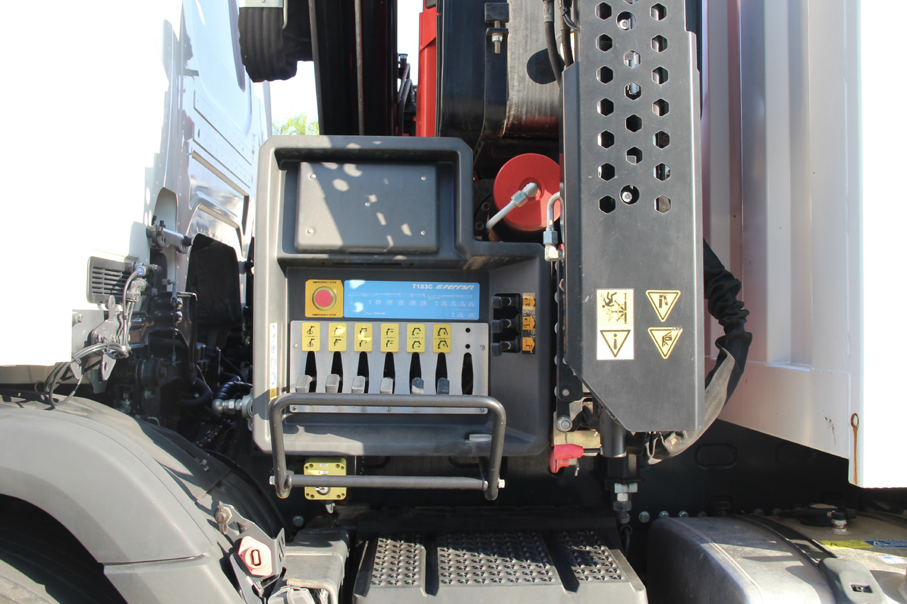 Autokran SCANIA P280 - Cassone Ribaltabile con gru retrocabina marca Ferrari mod. F7183C: das Bild 6
