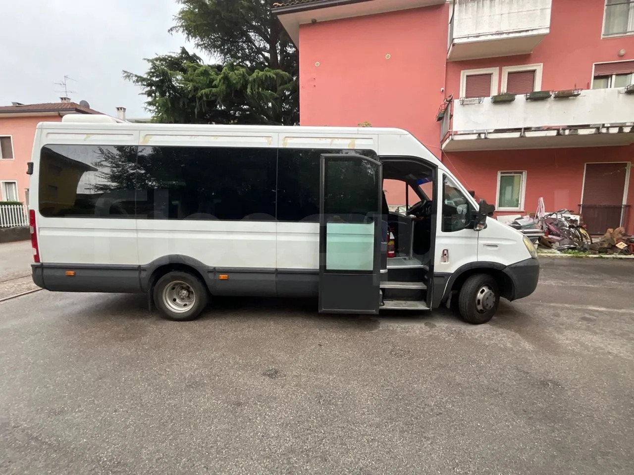 Kleinbus, Personentransporter Iveco Daily: das Bild 12