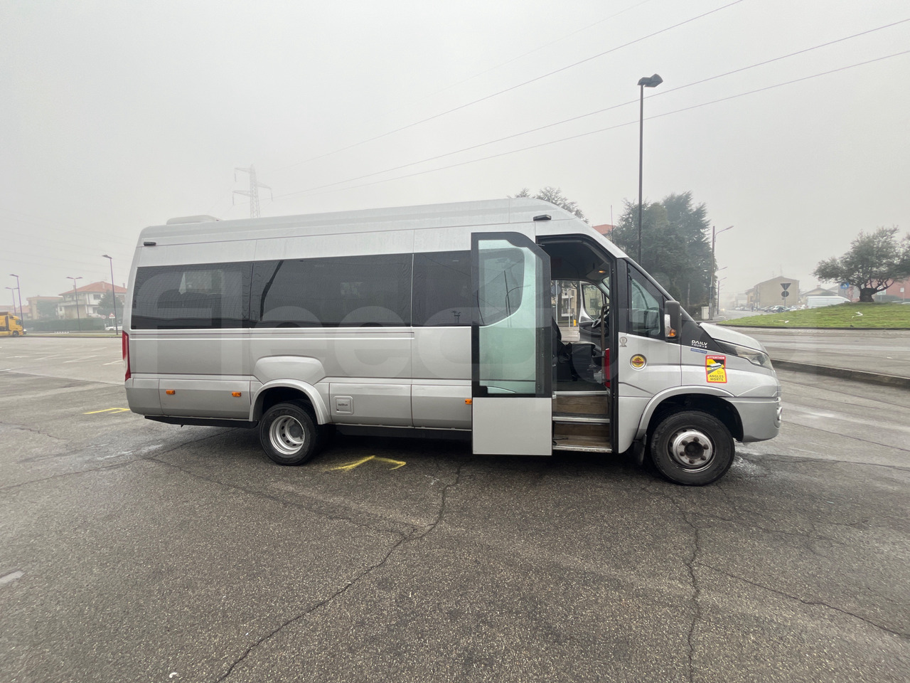 Kleinbus, Personentransporter Iveco Daily: das Bild 11