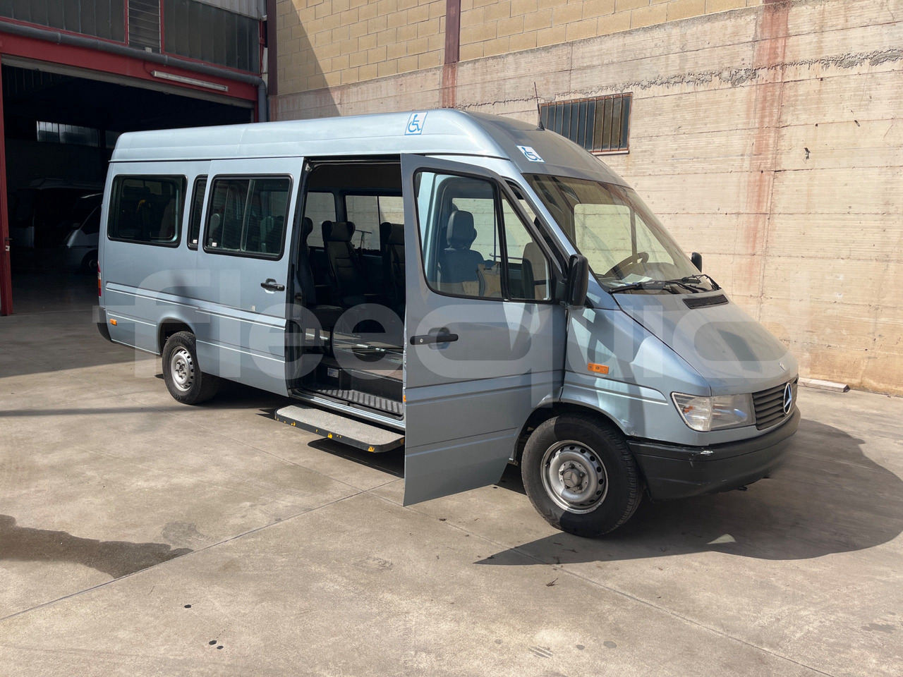 Kleinbus, Personentransporter Mercedes-Benz Sprinter: das Bild 10