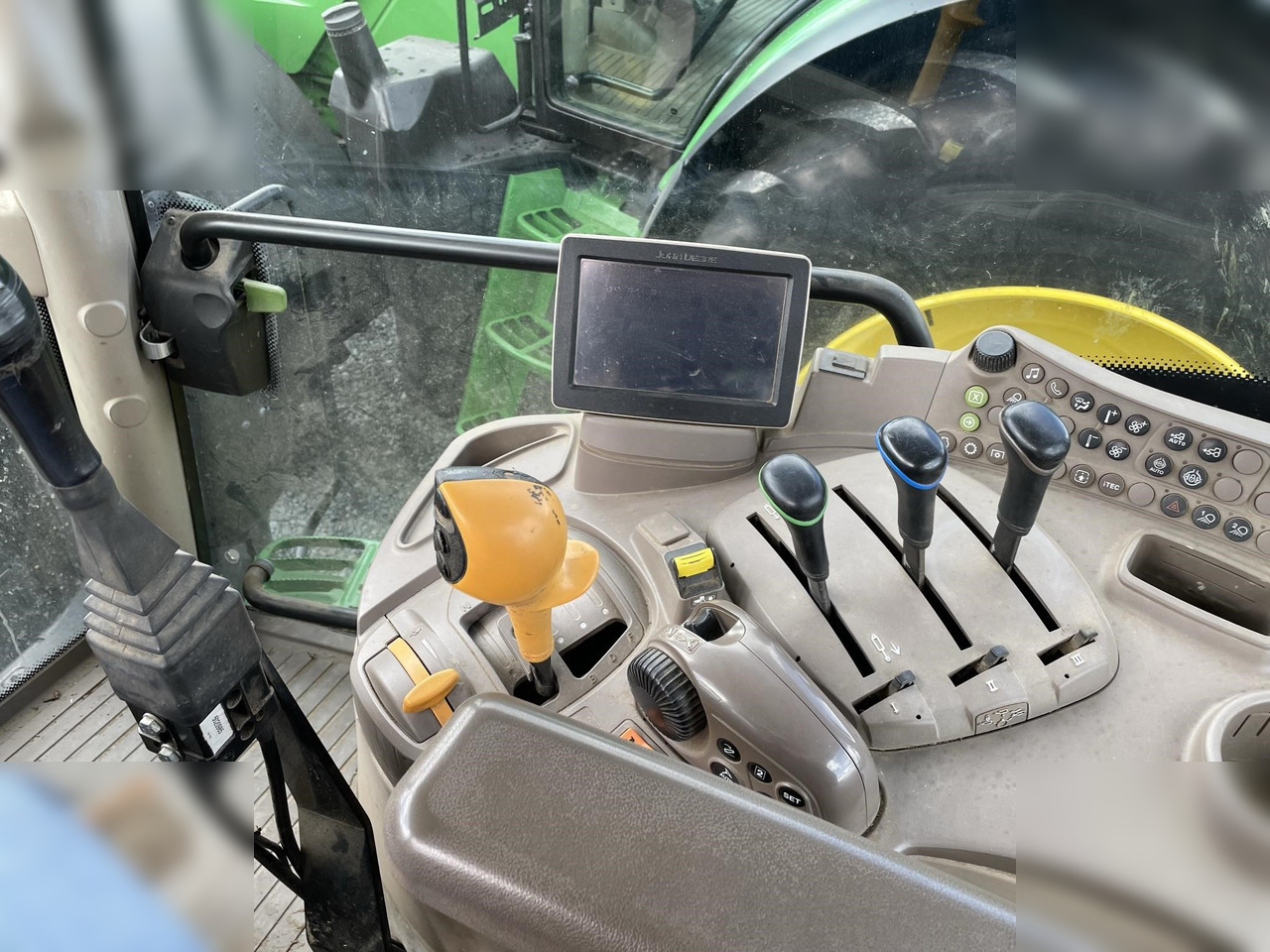 2016 JOHN DEERE 6110R - Traktor: das Bild 4 2016 JOHN DEERE 6110R - Traktor: das Bild 4