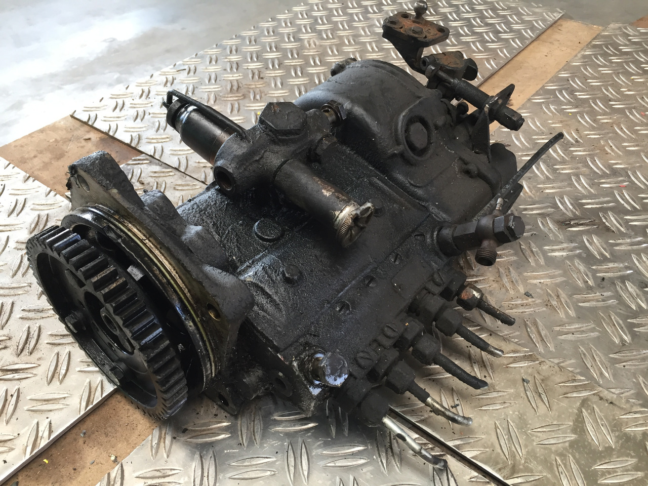 Gebrauchte Einspritzpumpe MAN 16.168, Typ : D 2566 - 5 Zylinder, Artikel Nr. : 81.99999 - 9999 - Kraftstoffpumpe für LKW: das Bild 4 Gebrauchte Einspritzpumpe MAN 16.168, Typ : D 2566 - 5 Zylinder, Artikel Nr. : 81.99999 - 9999 - Kraftstoffpumpe für LKW: das Bild 4