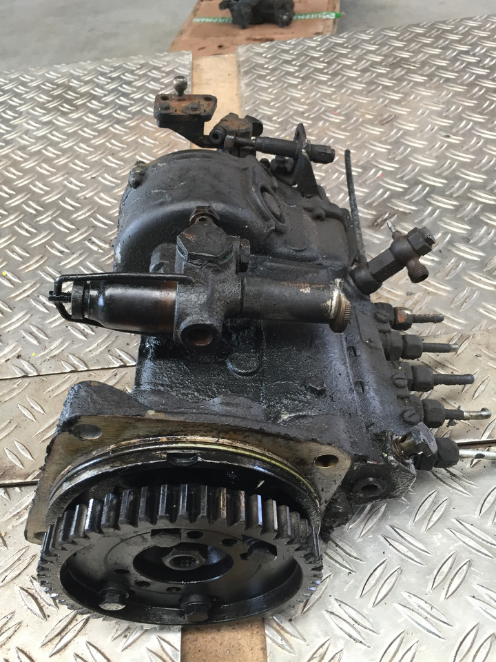 Gebrauchte Einspritzpumpe MAN 16.168, Typ : D 2566 - 5 Zylinder, Artikel Nr. : 81.99999 - 9999 - Kraftstoffpumpe für LKW: das Bild 3 Gebrauchte Einspritzpumpe MAN 16.168, Typ : D 2566 - 5 Zylinder, Artikel Nr. : 81.99999 - 9999 - Kraftstoffpumpe für LKW: das Bild 3