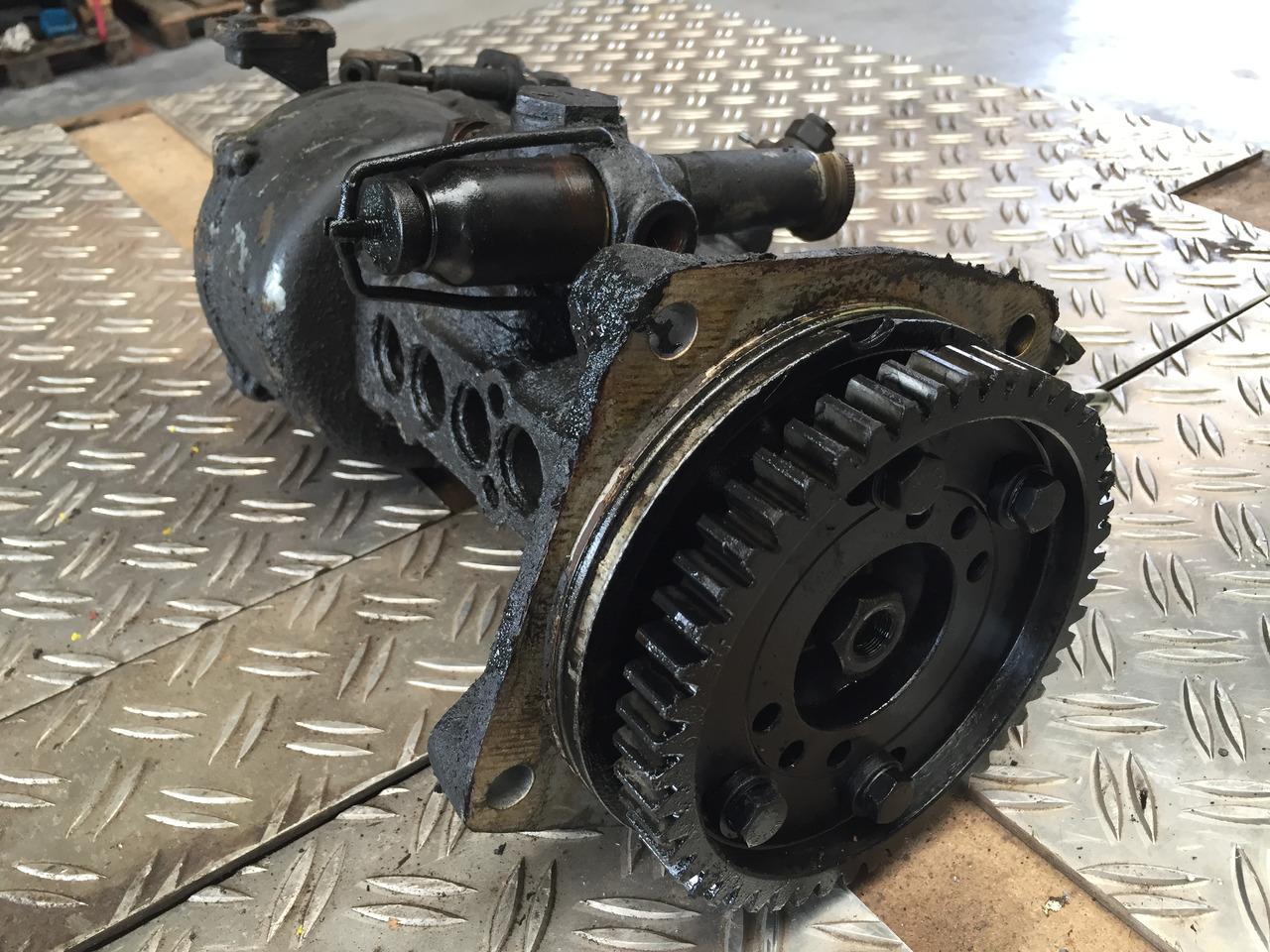 Gebrauchte Einspritzpumpe MAN 16.168, Typ : D 2566 - 5 Zylinder, Artikel Nr. : 81.99999 - 9999 - Kraftstoffpumpe für LKW: das Bild 2 Gebrauchte Einspritzpumpe MAN 16.168, Typ : D 2566 - 5 Zylinder, Artikel Nr. : 81.99999 - 9999 - Kraftstoffpumpe für LKW: das Bild 2