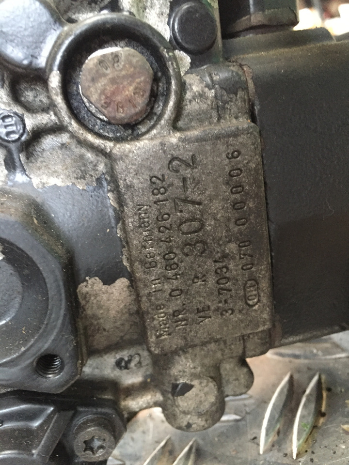 ---Gebrauchte Einspritzpumpe MAN 272, Typ D 0826 LF, Artikel - Nr. : 81.99999 - 9999 - Kraftstoffpumpe für LKW: das Bild 2 ---Gebrauchte Einspritzpumpe MAN 272, Typ D 0826 LF, Artikel - Nr. : 81.99999 - 9999 - Kraftstoffpumpe für LKW: das Bild 2