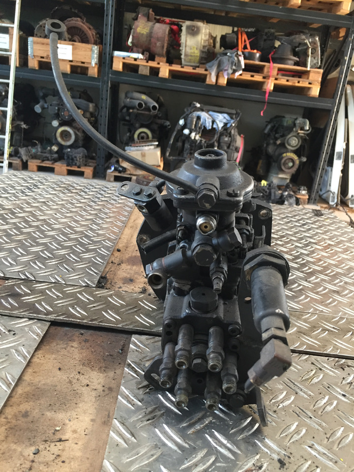 ---Gebrauchte Einspritzpumpe MAN 272, Typ D 0826 LF, Artikel - Nr. : 81.99999 - 9999 - Kraftstoffpumpe für LKW: das Bild 5 ---Gebrauchte Einspritzpumpe MAN 272, Typ D 0826 LF, Artikel - Nr. : 81.99999 - 9999 - Kraftstoffpumpe für LKW: das Bild 5