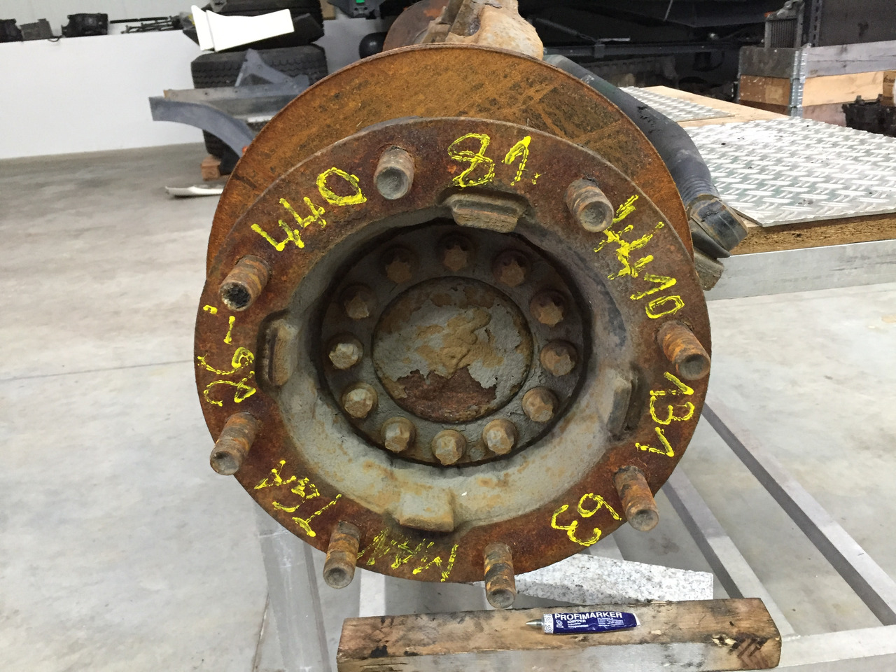 Gebrauchte Hinterachse MAN TGA 26.440, Typ : VOK - 08 - 01, Artikel - Nr. : 81.44001 - 7045 - Hinterachse für LKW: das Bild 2 Gebrauchte Hinterachse MAN TGA 26.440, Typ : VOK - 08 - 01, Artikel - Nr. : 81.44001 - 7045 - Hinterachse für LKW: das Bild 2