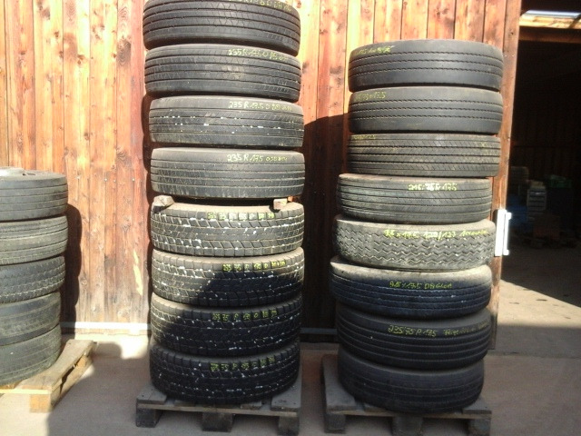 Reifen 215/75x 17,5 - Reifen für LKW: das Bild 1 Reifen 215/75x 17,5 - Reifen für LKW: das Bild 1