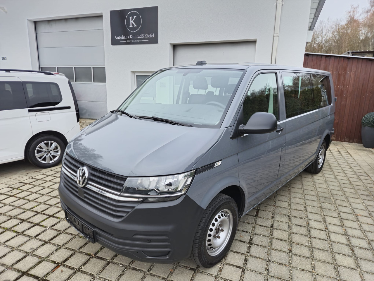 VOLKSWAGEN T6.1 Transporter Kombi LR/Navi/AppCon./6-Sitzer - Personentransporter: das Bild 1 VOLKSWAGEN T6.1 Transporter Kombi LR/Navi/AppCon./6-Sitzer - Personentransporter: das Bild 1