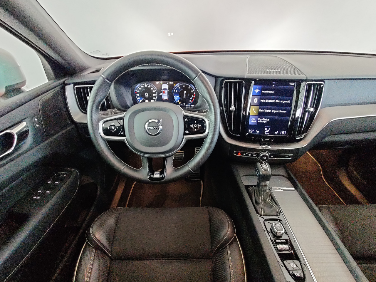 SUV/ Geländewagen Volvo XC60 R Design AWD 228kW 360°Kam Pano Head-Up CD Apple: das Bild 10 SUV/ Geländewagen Volvo XC60 R Design AWD 228kW 360°Kam Pano Head-Up CD Apple: das Bild 10