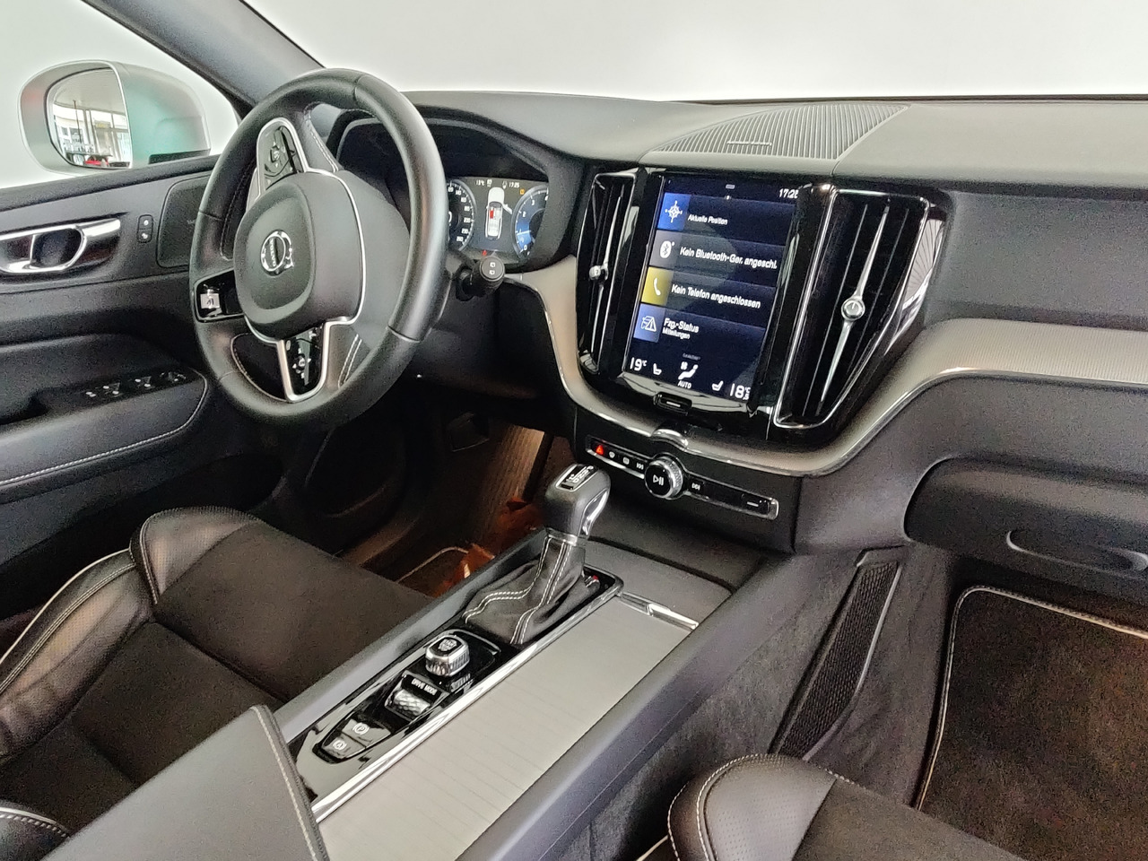 SUV/ Geländewagen Volvo XC60 R Design AWD 228kW 360°Kam Pano Head-Up CD Apple: das Bild 11 SUV/ Geländewagen Volvo XC60 R Design AWD 228kW 360°Kam Pano Head-Up CD Apple: das Bild 11