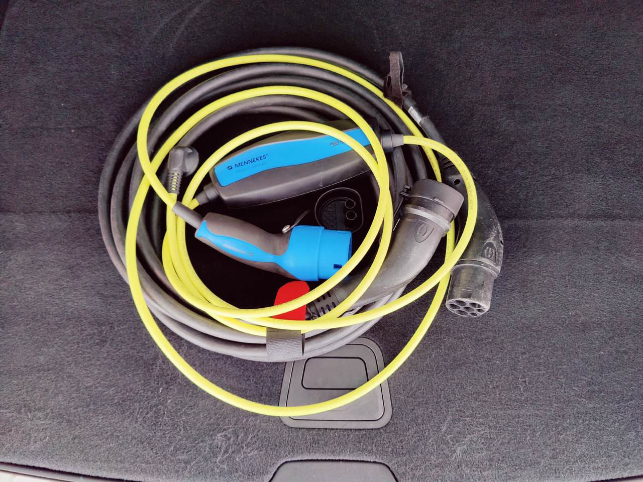 SUV/ Geländewagen Volvo XC60 t8 twin engine Momentum Plug-In Hybrid AWD AHK Leder Navi: das Bild 14