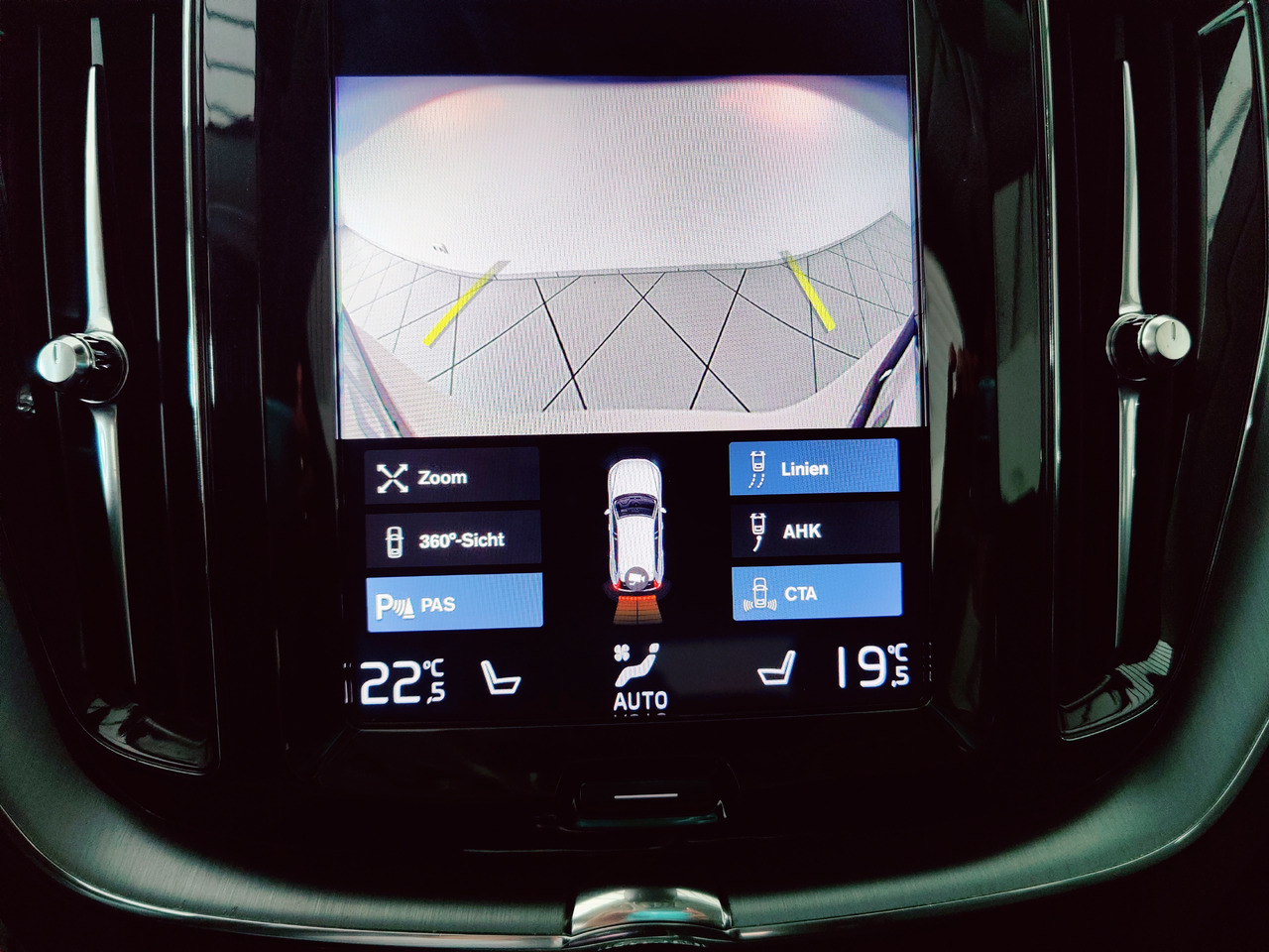 SUV/ Geländewagen Volvo XC60 t8 twin engine Momentum Plug-In Hybrid AWD AHK Leder Navi: das Bild 13