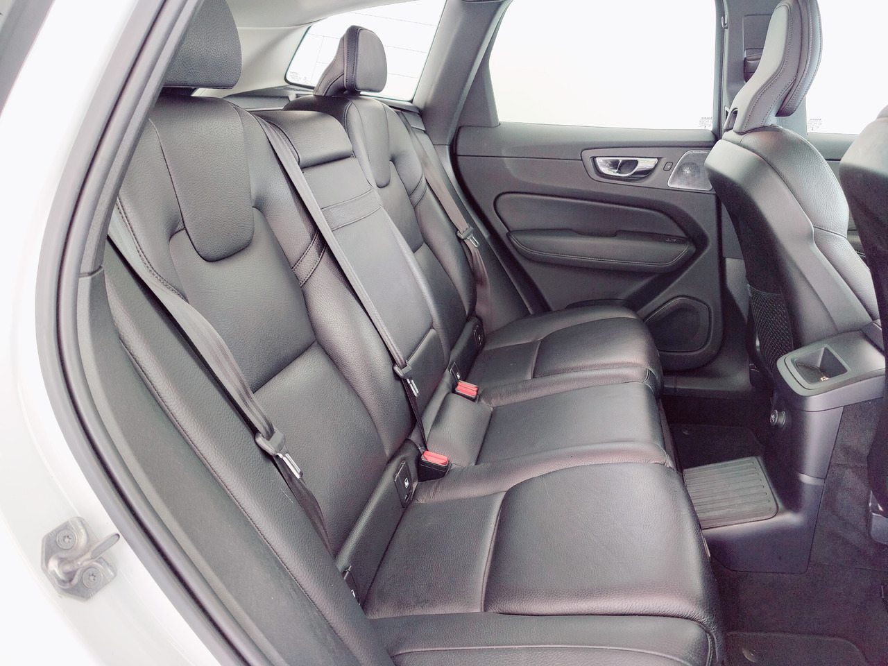 SUV/ Geländewagen Volvo XC60 t8 twin engine Momentum Plug-In Hybrid AWD AHK Leder Navi: das Bild 12