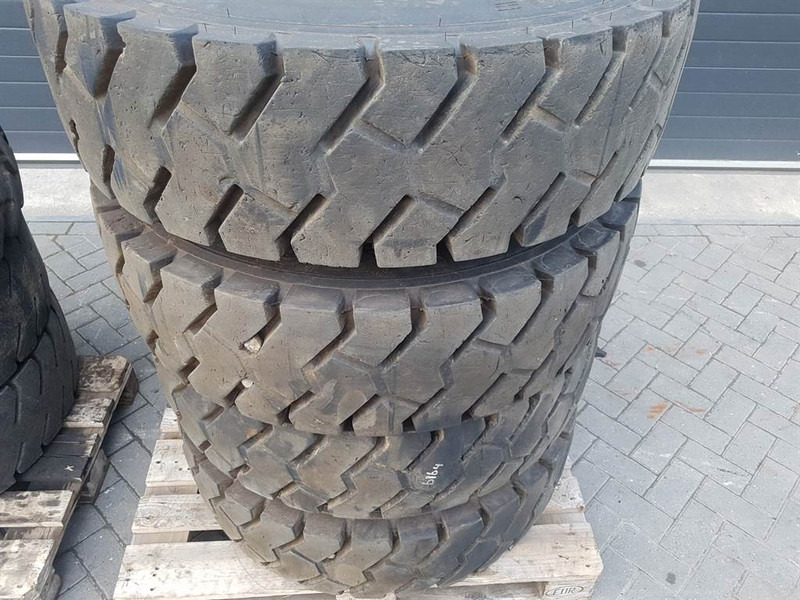 Liebherr LH24M-Michelin 11.00R20-Tyre/Reifen/Band - Felgen und Reifen für Baumaschine: das Bild 4 Liebherr LH24M-Michelin 11.00R20-Tyre/Reifen/Band - Felgen und Reifen für Baumaschine: das Bild 4