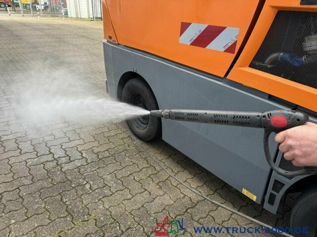 DULEVO 2000 3 Besen- 4x4Allrad- 4 Radlenkung - Kehrmaschine: das Bild 2 DULEVO 2000 3 Besen- 4x4Allrad- 4 Radlenkung - Kehrmaschine: das Bild 2