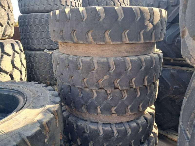 Trelleborg Excavator 10.00-20 SOLID (8 tyres) - Felgen und Reifen für Baumaschine: das Bild 2 Trelleborg Excavator 10.00-20 SOLID (8 tyres) - Felgen und Reifen für Baumaschine: das Bild 2