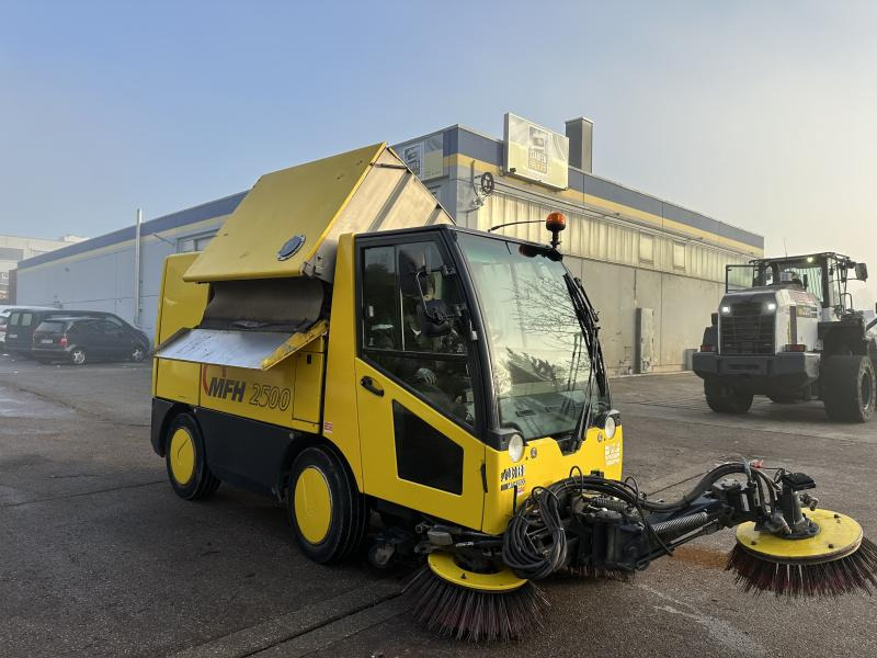 AEBI MATEC MFH 2500 Kehrmaschine Klima 3 Besen - Kehrmaschine: das Bild 1 AEBI MATEC MFH 2500 Kehrmaschine Klima 3 Besen - Kehrmaschine: das Bild 1