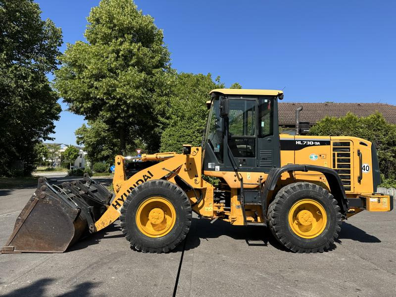 Hyundai HL730-9A 4X4 Radlader Mulch-/Klappschaufel KLIMA A HL730-9A 4X4 Radlader Mulch-/Klappschaufel KLIMA A/C - Radlader: das Bild 1 Hyundai HL730-9A 4X4 Radlader Mulch-/Klappschaufel KLIMA A HL730-9A 4X4 Radlader Mulch-/Klappschaufel KLIMA A/C - Radlader: das Bild 1