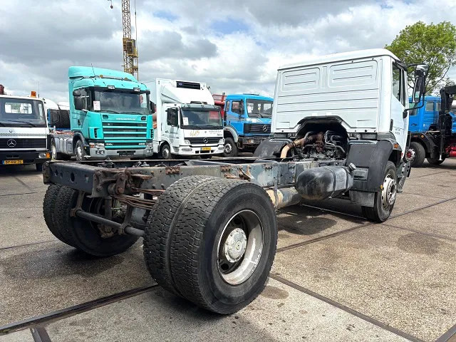 Mercedes-Benz SK 1824 4x2 FULL STEEL SUSPENSION CHASSIS (MANUAL GEARBOX / REDUCTION AXLE / FULL STEEL SUSPENSION) - Fahrgestell LKW: das Bild 3 Mercedes-Benz SK 1824 4x2 FULL STEEL SUSPENSION CHASSIS (MANUAL GEARBOX / REDUCTION AXLE / FULL STEEL SUSPENSION) - Fahrgestell LKW: das Bild 3