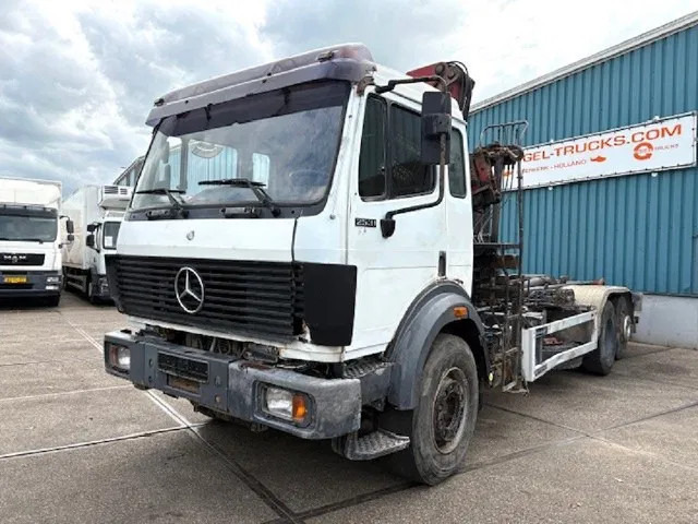 Mercedes-Benz SK 2527 6x2 HOOK-ARM SYSTEM WITH HMF CRANE (V6 ENGINE / ZF MANUAL GEARBOX / REDUCTION AXLE / STEEL SUSPENSION / P.T.O.) - Abrollkipper, Autokran: das Bild 1 Mercedes-Benz SK 2527 6x2 HOOK-ARM SYSTEM WITH HMF CRANE (V6 ENGINE / ZF MANUAL GEARBOX / REDUCTION AXLE / STEEL SUSPENSION / P.T.O.) - Abrollkipper, Autokran: das Bild 1