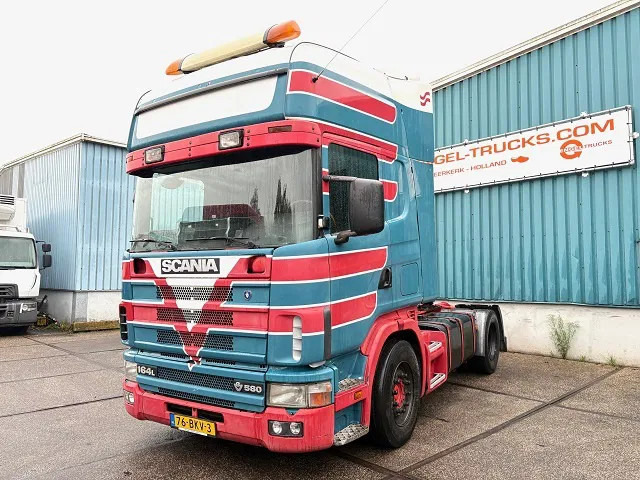 Scania R164-580 V8 TOPLINE COLLECTORS ITEM!! / APK 10-2026!! (12+2 MANUAL GEARBOX / RETARDER / AIRCONDITIONING / 2x TANK / ETC.) - Sattelzugmaschine: das Bild 1 Scania R164-580 V8 TOPLINE COLLECTORS ITEM!! / APK 10-2026!! (12+2 MANUAL GEARBOX / RETARDER / AIRCONDITIONING / 2x TANK / ETC.) - Sattelzugmaschine: das Bild 1