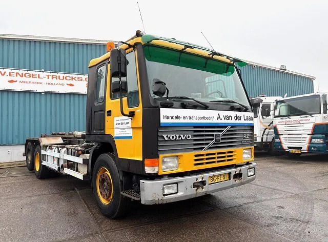 Volvo FL 12.380 6x2 A-RIDE (ORIGINAL DUTCH) HOOK-ARM CONTAINER SYSTEM (FULL STEEL SUSPENSION / REDUCTION AXLE / 10 TIRES / 8.000 KG. F - Abrollkipper: das Bild 2 Volvo FL 12.380 6x2 A-RIDE (ORIGINAL DUTCH) HOOK-ARM CONTAINER SYSTEM (FULL STEEL SUSPENSION / REDUCTION AXLE / 10 TIRES / 8.000 KG. F - Abrollkipper: das Bild 2