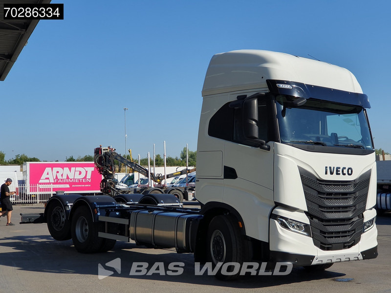 Iveco S-Way 490 6X2 NEW chassis! Retarder Standklima Lift+lenkasche PTO preparation LED Navi ACC Euro 6 - Fahrgestell LKW: das Bild 3 Iveco S-Way 490 6X2 NEW chassis! Retarder Standklima Lift+lenkasche PTO preparation LED Navi ACC Euro 6 - Fahrgestell LKW: das Bild 3