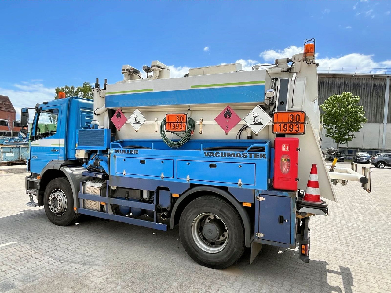 Mercedes-Benz Axor 1833 Müller 9,5m³ Saug u.Druck+HD-Spül +ADR - Saug-/ Spülfahrzeug: das Bild 2 Mercedes-Benz Axor 1833 Müller 9,5m³ Saug u.Druck+HD-Spül +ADR - Saug-/ Spülfahrzeug: das Bild 2