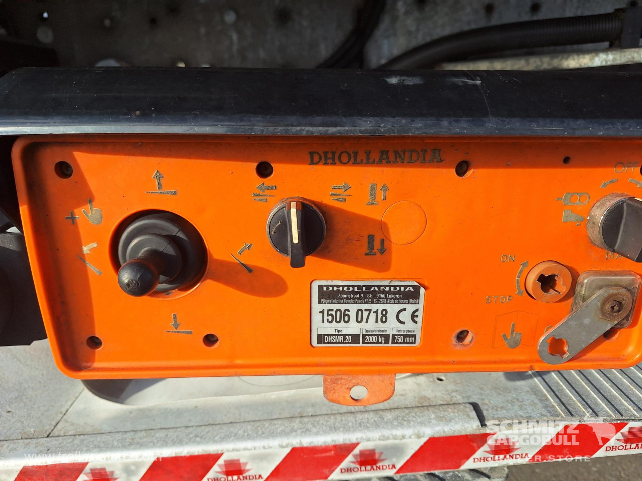 SCHMITZ Curtainsider Standard Taillift - Planenauflieger: das Bild 2 SCHMITZ Curtainsider Standard Taillift - Planenauflieger: das Bild 2