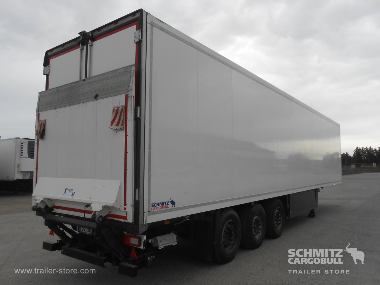 SCHMITZ Reefer Multitemp Taillift - Isotherm Auflieger: das Bild 1 SCHMITZ Reefer Multitemp Taillift - Isotherm Auflieger: das Bild 1