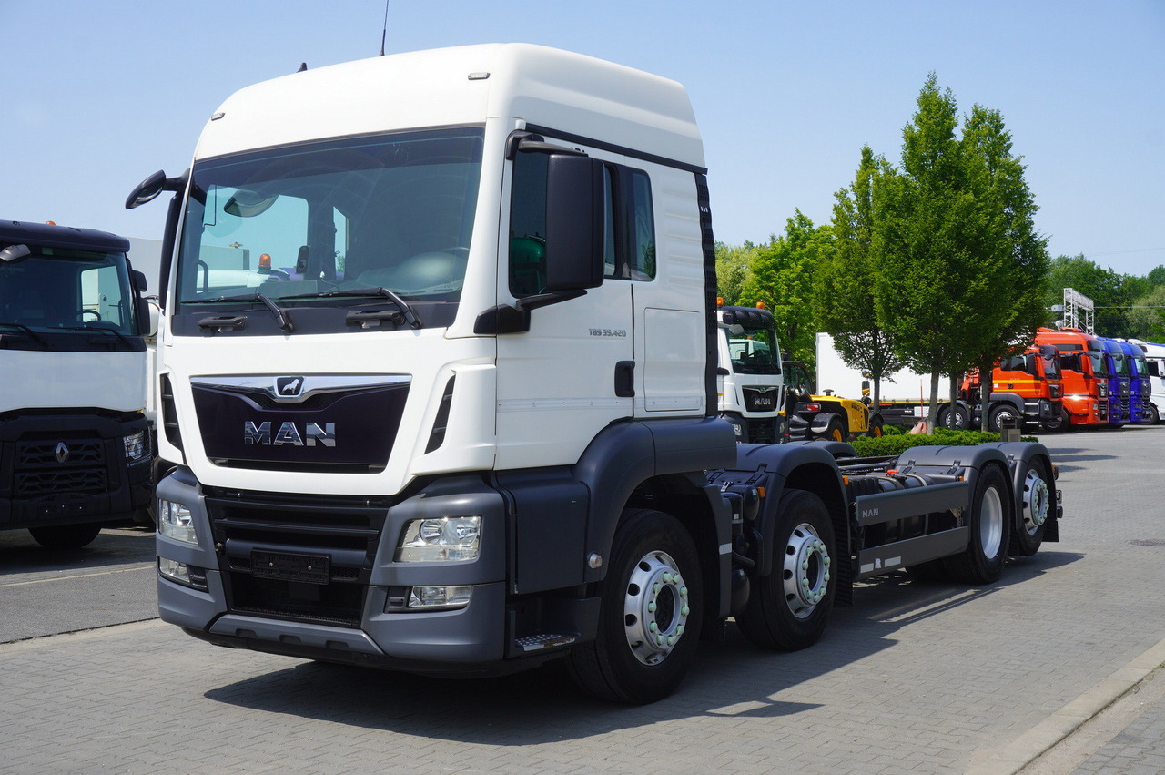 MAN TGS 35.420 8x2 / Chassis 6.4 m / 3 steered axles - Fahrgestell LKW: das Bild 2 MAN TGS 35.420 8x2 / Chassis 6.4 m / 3 steered axles - Fahrgestell LKW: das Bild 2
