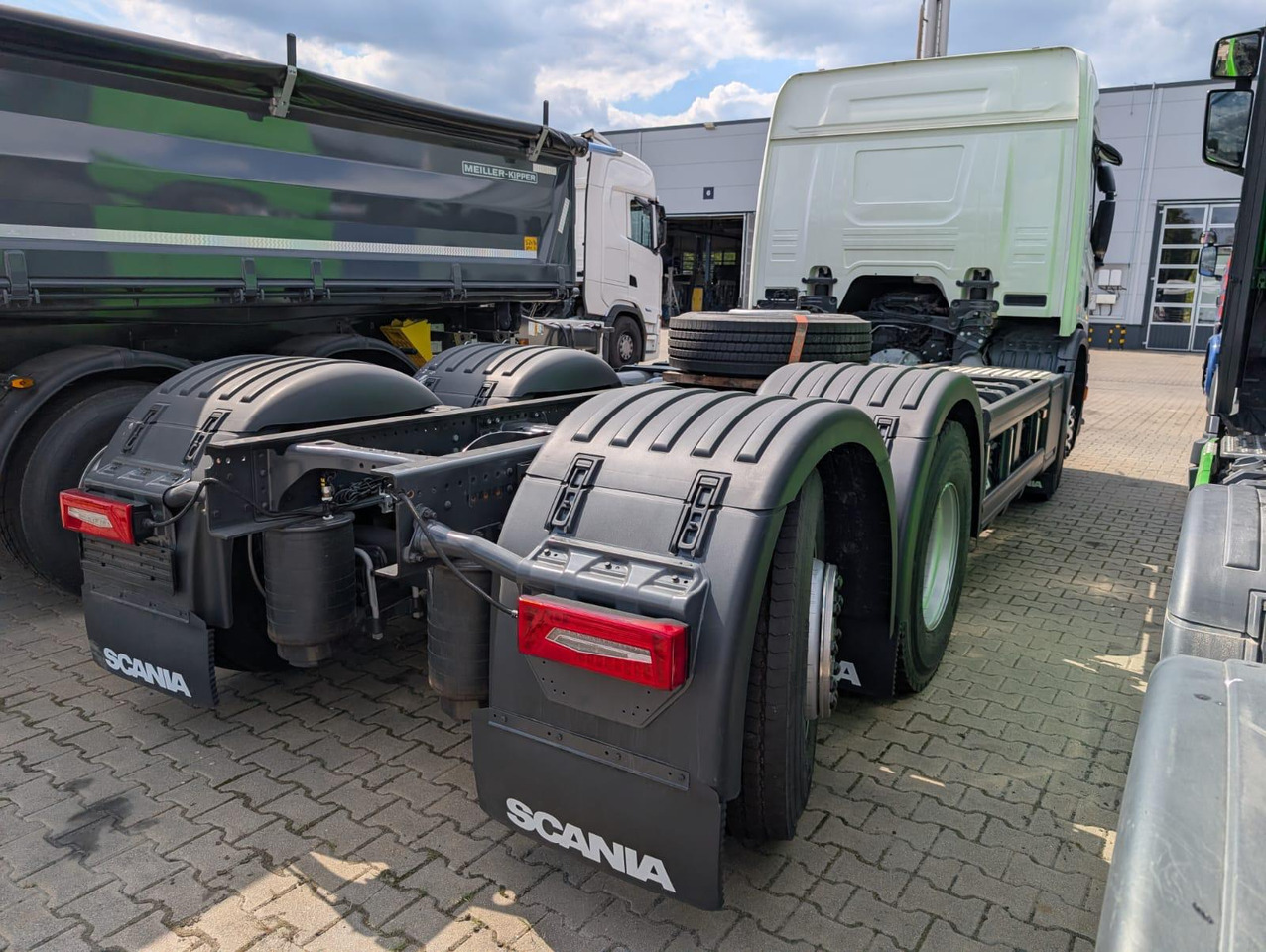 SCANIA P 340 B6x2*4NA / chassis frame / steering axle / CNG / large cab / 8 units - Fahrgestell LKW: das Bild 3 SCANIA P 340 B6x2*4NA / chassis frame / steering axle / CNG / large cab / 8 units - Fahrgestell LKW: das Bild 3