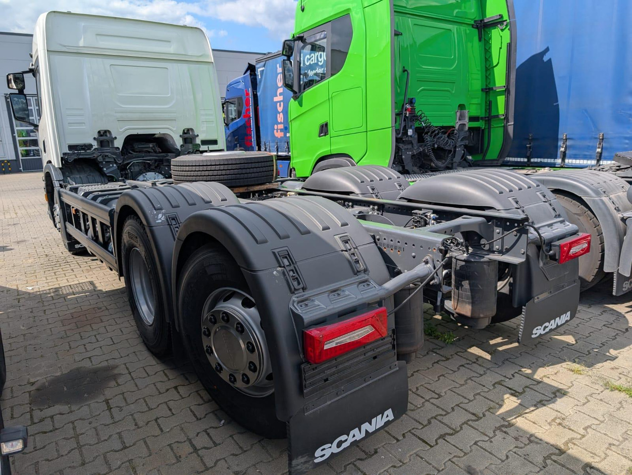 SCANIA P 340 B6x2*4NA / chassis frame / steering axle / CNG / large cab / 8 units - Fahrgestell LKW: das Bild 4 SCANIA P 340 B6x2*4NA / chassis frame / steering axle / CNG / large cab / 8 units - Fahrgestell LKW: das Bild 4