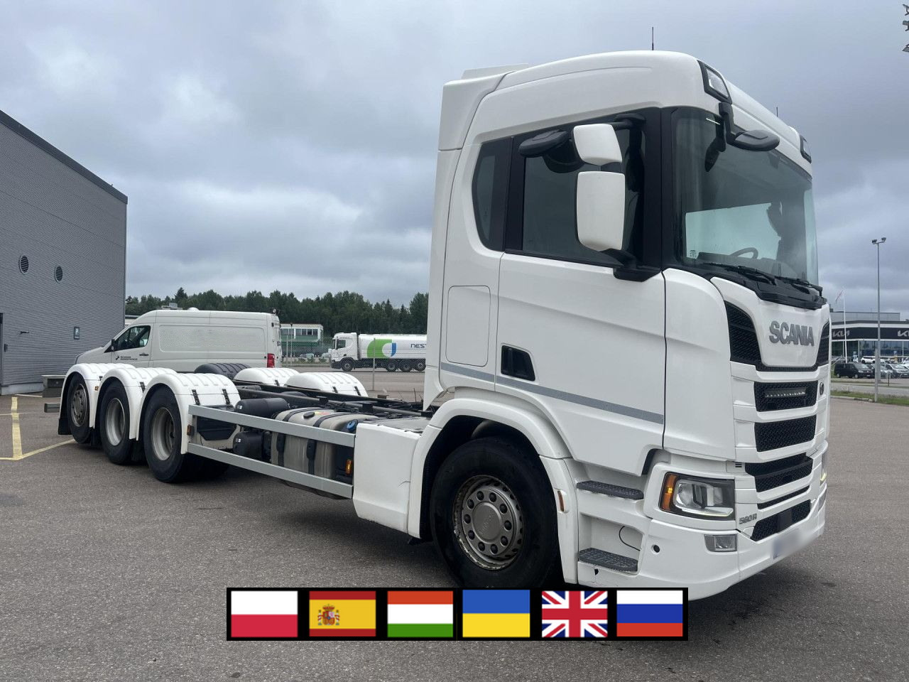 SCANIA R560 B8x4*4 / Chassis / sleeper cab / Power take-off - Fahrgestell LKW: das Bild 1 SCANIA R560 B8x4*4 / Chassis / sleeper cab / Power take-off - Fahrgestell LKW: das Bild 1