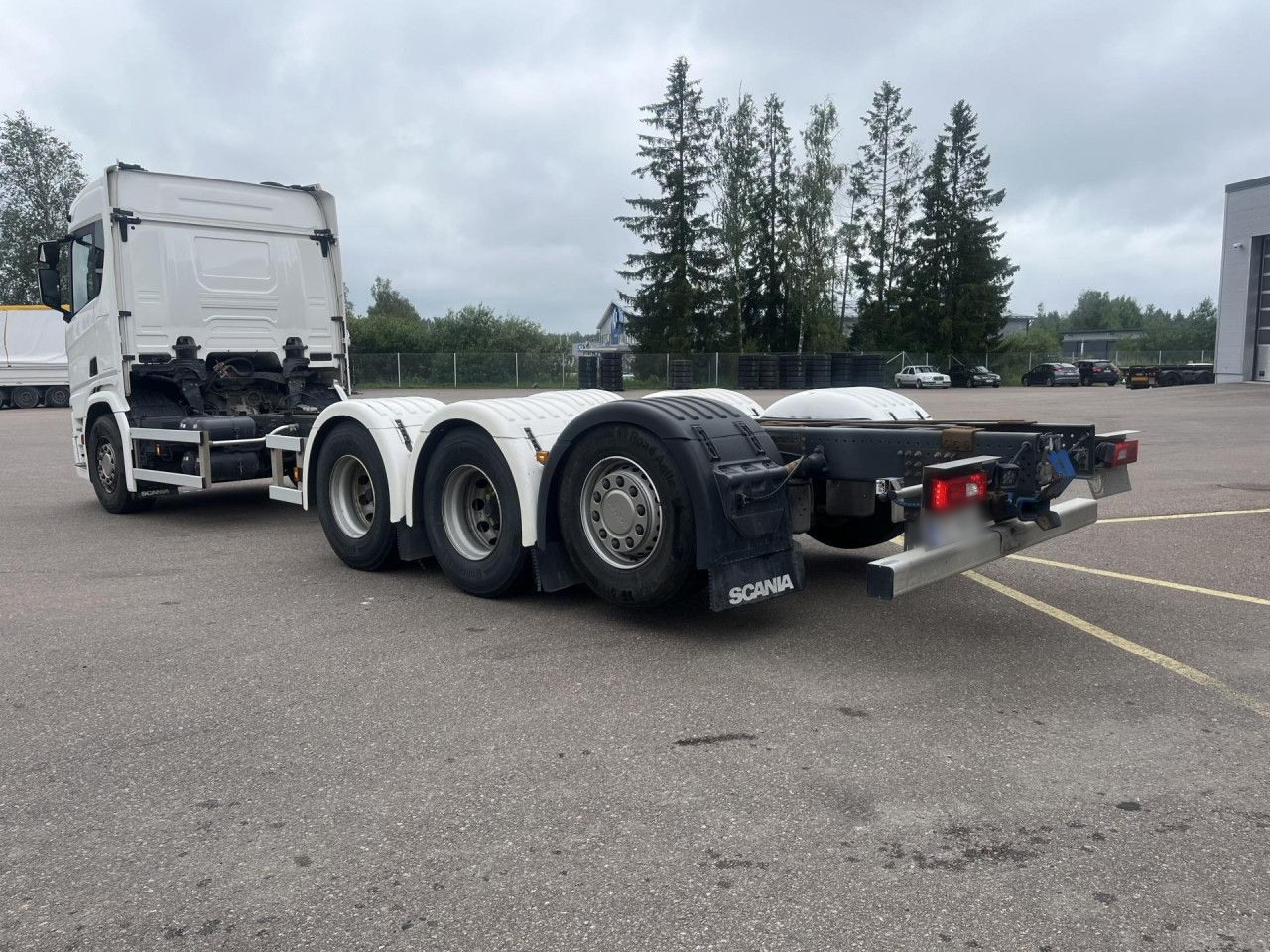 SCANIA R560 B8x4*4 / Chassis / sleeper cab / Power take-off - Fahrgestell LKW: das Bild 2 SCANIA R560 B8x4*4 / Chassis / sleeper cab / Power take-off - Fahrgestell LKW: das Bild 2