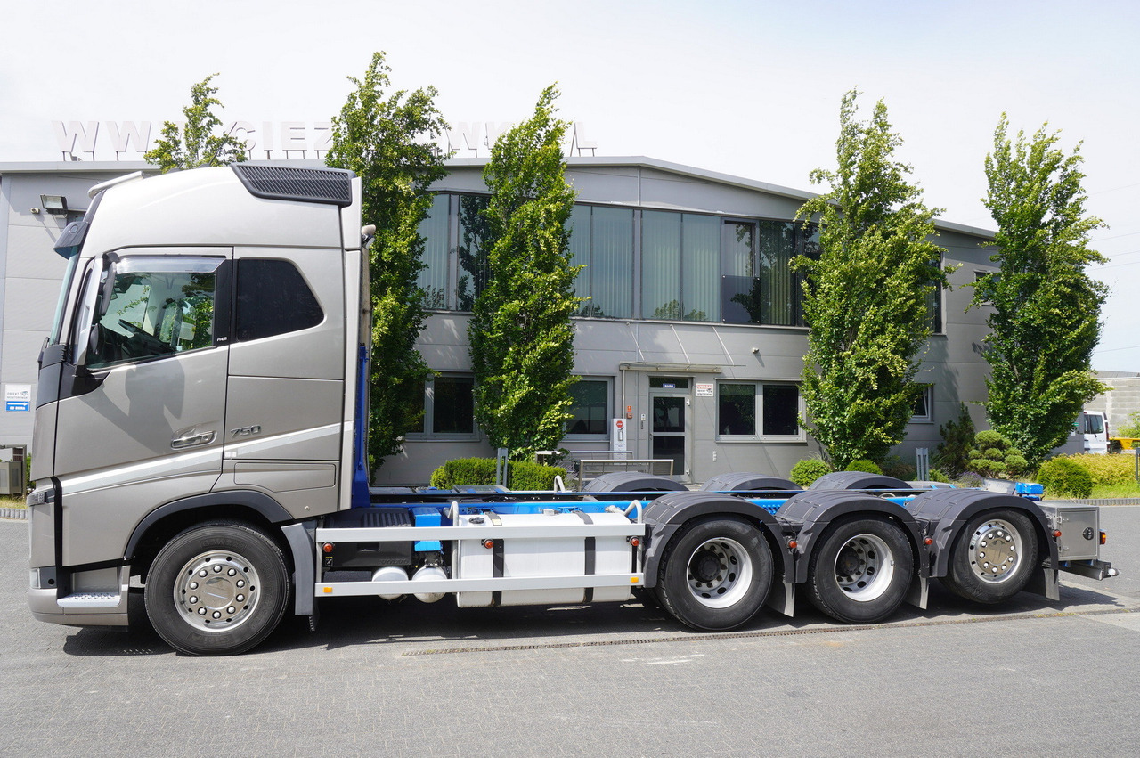 VOLVO FH16 750 8x4x4 / 750 HP! / Frame 685 cm / Steered 4th axle - Autokran: das Bild 3 VOLVO FH16 750 8x4x4 / 750 HP! / Frame 685 cm / Steered 4th axle - Autokran: das Bild 3