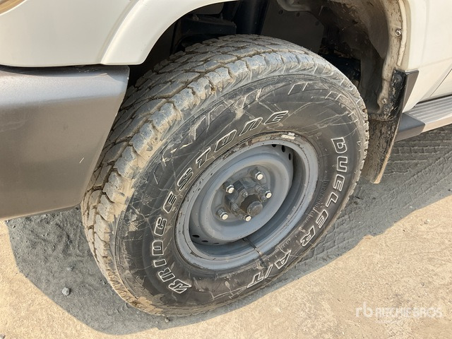 2011 Toyota Land Cruiser LX 76R 4x4 SUV - SUV/ Geländewagen: das Bild 5 2011 Toyota Land Cruiser LX 76R 4x4 SUV - SUV/ Geländewagen: das Bild 5