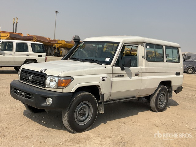 2013 Toyota Land Cruiser 78L 4x4 SUV - SUV/ Geländewagen: das Bild 2 2013 Toyota Land Cruiser 78L 4x4 SUV - SUV/ Geländewagen: das Bild 2