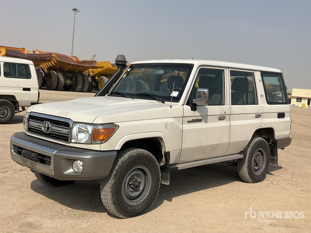 2014 Toyota Land Cruiser LX 76L 4x4 SUV - SUV/ Geländewagen: das Bild 1 2014 Toyota Land Cruiser LX 76L 4x4 SUV - SUV/ Geländewagen: das Bild 1