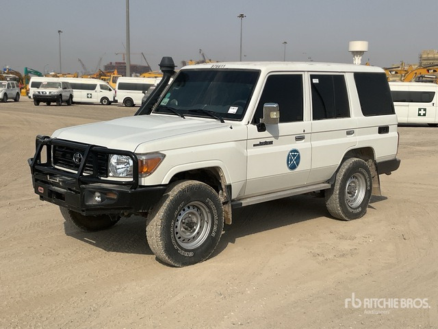 2021 Toyota Land Cruiser 76L 4x4 SUV - SUV/ Geländewagen: das Bild 2 2021 Toyota Land Cruiser 76L 4x4 SUV - SUV/ Geländewagen: das Bild 2