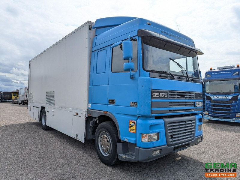 DAF XF95.430 4x2 Spacecab Euro2 - Retarder - Geslotenbak 7.7m - Handgeschakeld - Vangmuil - Koffer LKW: das Bild 2 DAF XF95.430 4x2 Spacecab Euro2 - Retarder - Geslotenbak 7.7m - Handgeschakeld - Vangmuil - Koffer LKW: das Bild 2