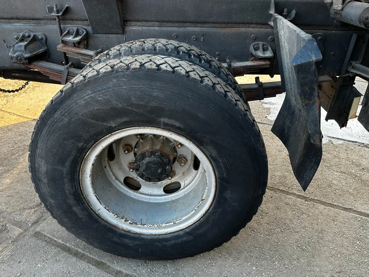 Toyota HINO 14T 4X2 Tipper+Crane Hiab 765 Spring/Spring - Kipper: das Bild 5 Toyota HINO 14T 4X2 Tipper+Crane Hiab 765 Spring/Spring - Kipper: das Bild 5