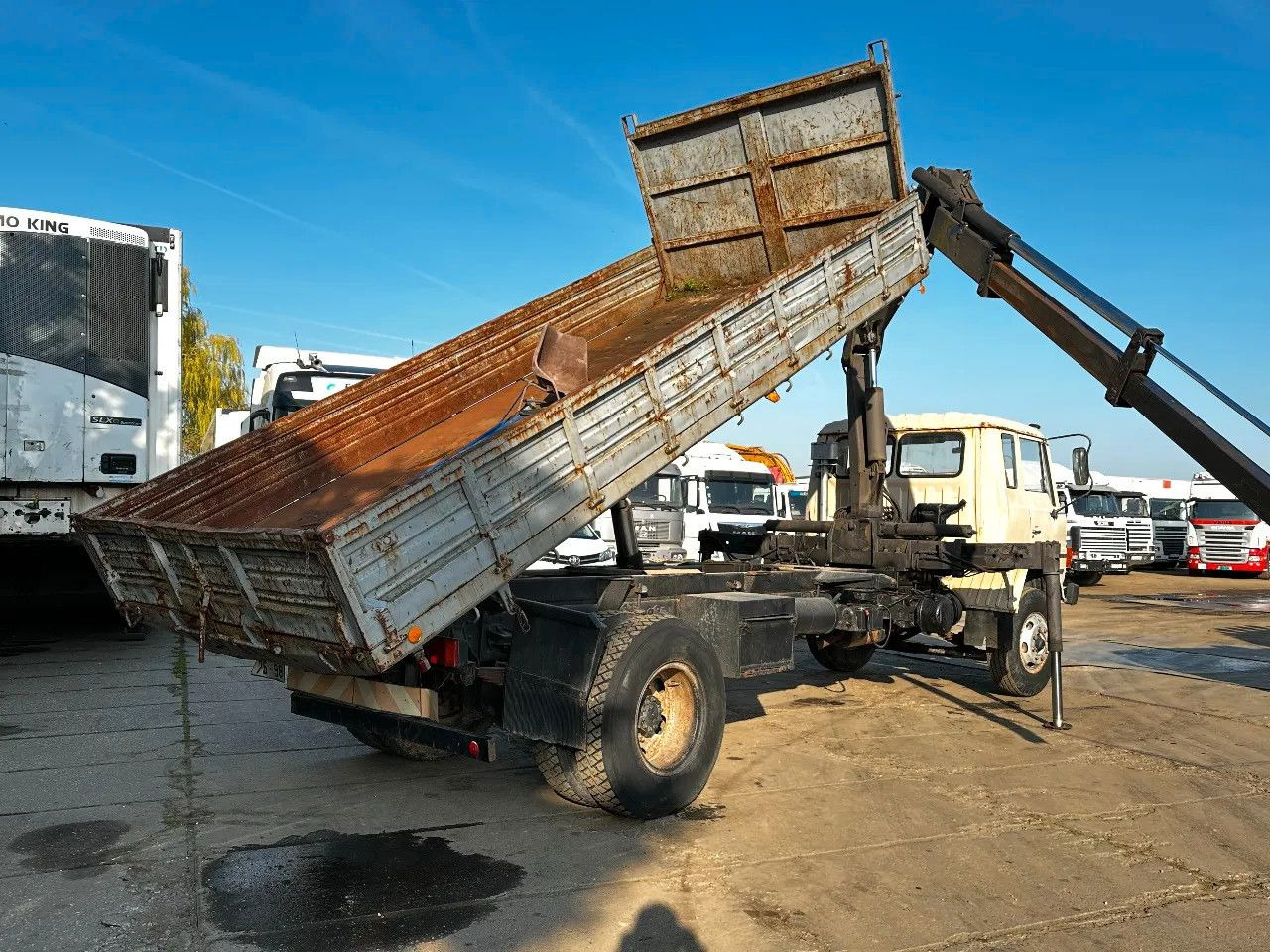 Toyota HINO 14T 4X2 Tipper+Crane Hiab 765 Spring/Spring - Kipper: das Bild 4 Toyota HINO 14T 4X2 Tipper+Crane Hiab 765 Spring/Spring - Kipper: das Bild 4
