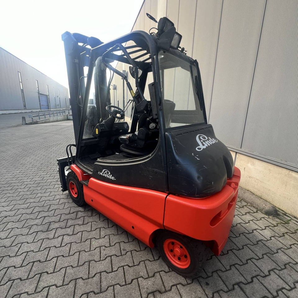 Linde E30 (336-02) - Elektrostapler: das Bild 2 Linde E30 (336-02) - Elektrostapler: das Bild 2
