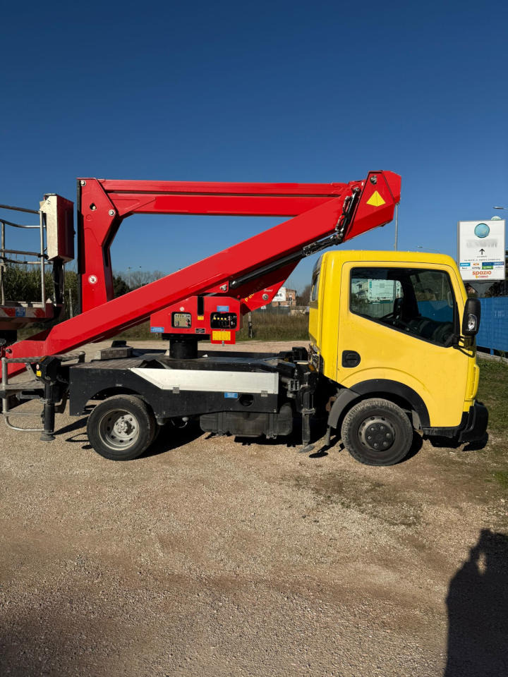 - LKW mit Arbeitsbühne: das Bild 1 - LKW mit Arbeitsbühne: das Bild 1
